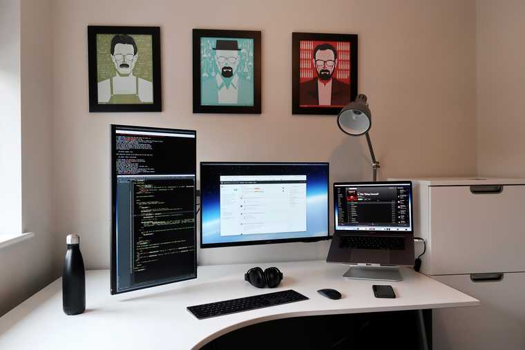 15-inch MacBook Pro 2018 with two Dell U2715H monitors